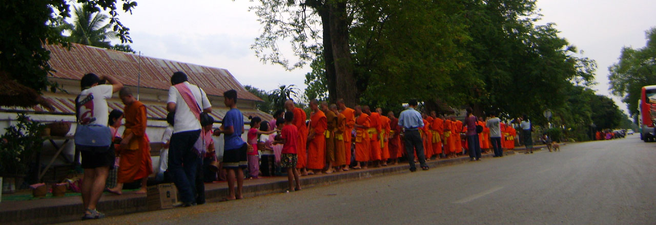 ทำบุญตักบาตรข้าวเหนียว