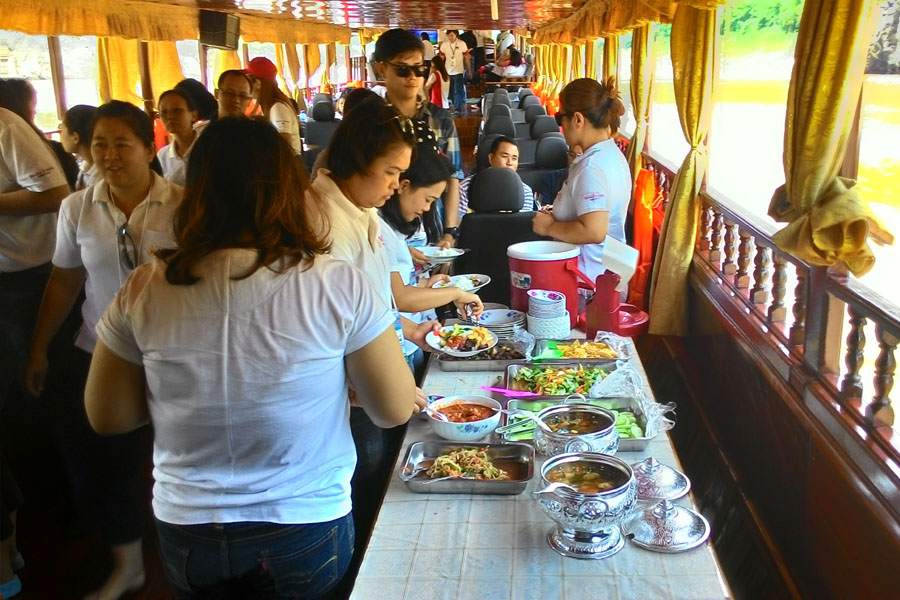 ล่องเรือแม่น้ำโขง